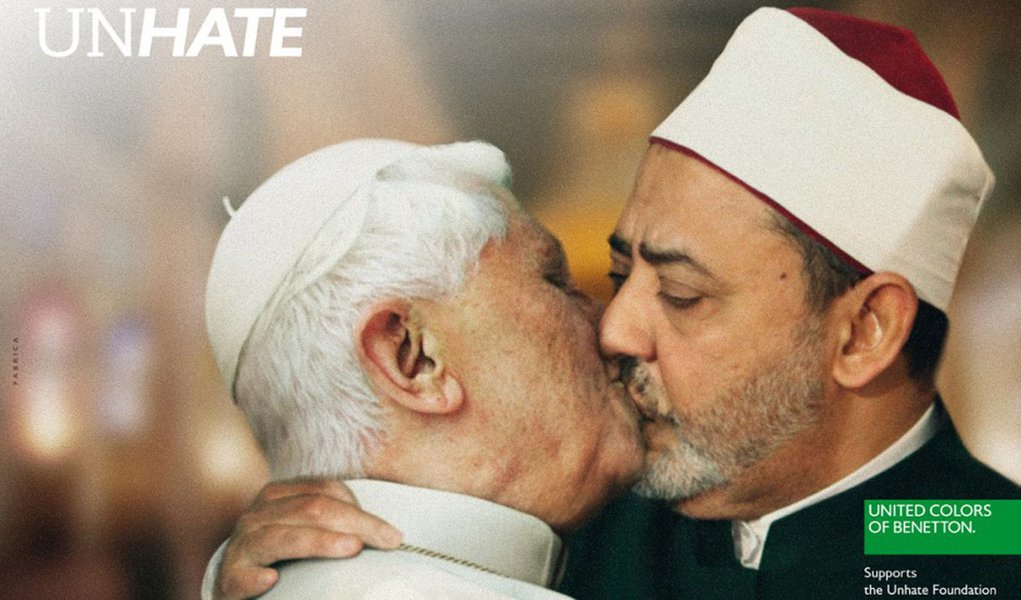 O papa não gostou do beijo (Foto: Divulgação) O papa não gostou do beijo