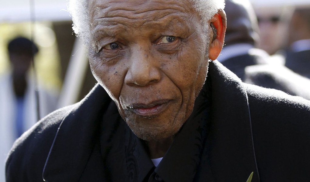 Mandela tem alta e deixa o hospital (Foto: Siphiwe Sibeko/Reuters) Mandela tem alta e deixa o hospital