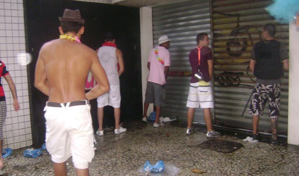 Carnaval 2012 teve mais mijões detidos que em 2011 no Rio (Foto: Divulgação) Carnaval 2012 teve mais mijões detidos que em 2011 no Rio