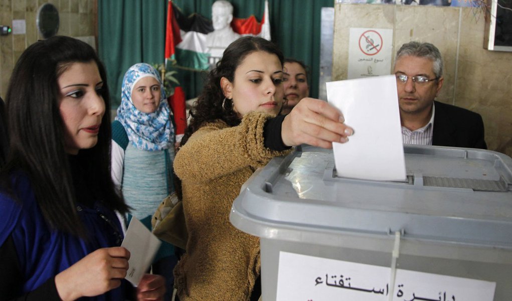 Sírios votam em referendo constitucional em meio a mortes (Foto: Khaled al-Hariri/Reuters) Sírios votam em referendo constitucional em meio a mortes