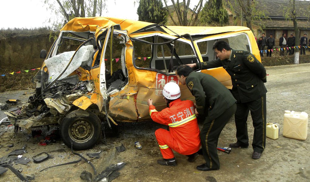 Acidente com ônibus escolar mata 19 na China (Foto: CHINA DAILY/Reuters) Acidente com ônibus escolar mata 19 na China