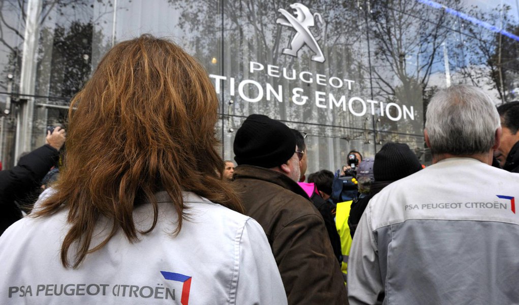 PSA Peugeot Citroën vira as costas para a França (Foto: PHILIPPE WOJAZER/Reuters) PSA Peugeot Citroën vira as costas para a França