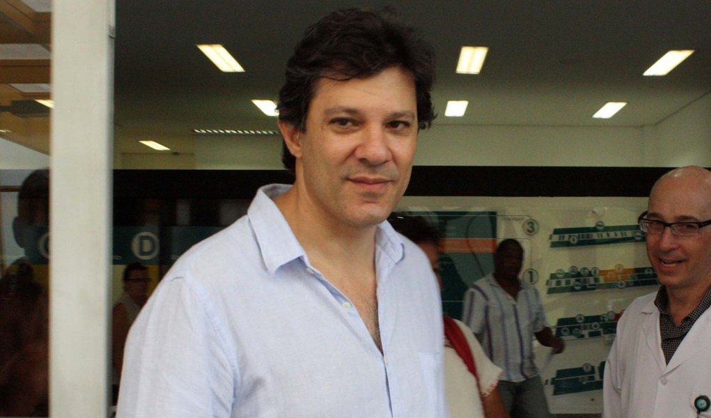 Haddad diz que estará de mãos dadas com Marta (Foto: LUIZ CLAUDIO BARBOSA/AGÊNCIA ESTADO) Haddad diz que estará de mãos dadas com Marta