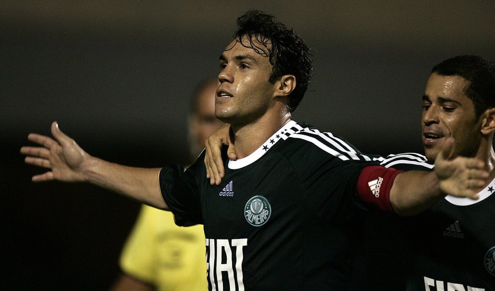 Kleber assina pré-contrato com o Grêmio (Foto: Divulgação) Kleber assina pré-contrato com o Grêmio