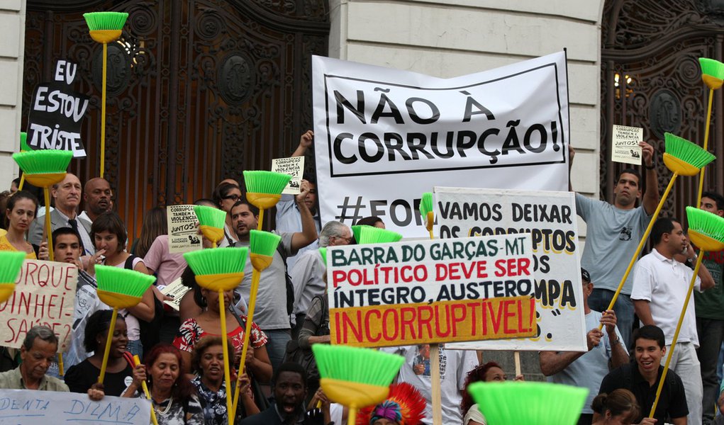 15/11: Não à corrupção! Vale para Ophir também? (Foto: FABIO MOTTA/AGÊNCIA ESTADO) 15/11: Não à corrupção! Vale para Ophir também?