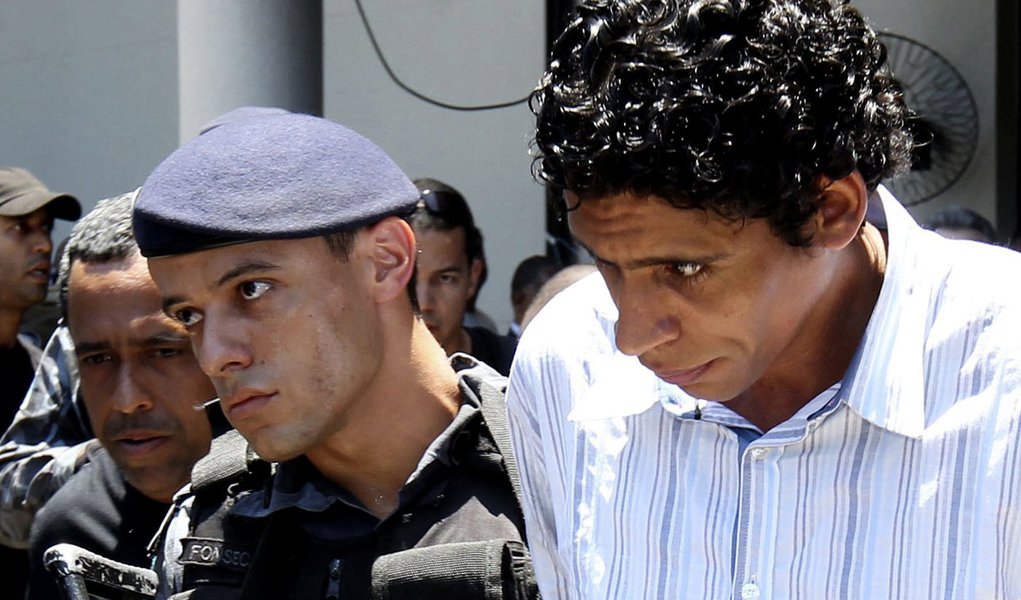 Polícia acha arsenal de Nem enterrado na Rocinha (Foto: Stringer/Reuters) Polícia acha arsenal de Nem enterrado na Rocinha