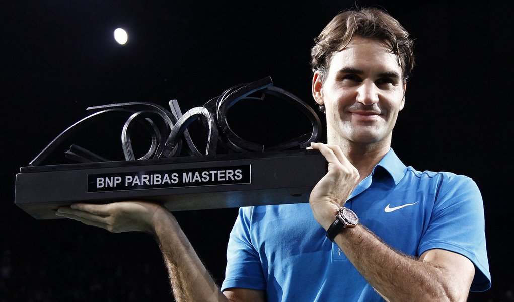 Federer bate Tsonga e fatura título inédito em Paris (Foto: JACKY NAEGELEN/REUTERS) Federer bate Tsonga e fatura título inédito em Paris