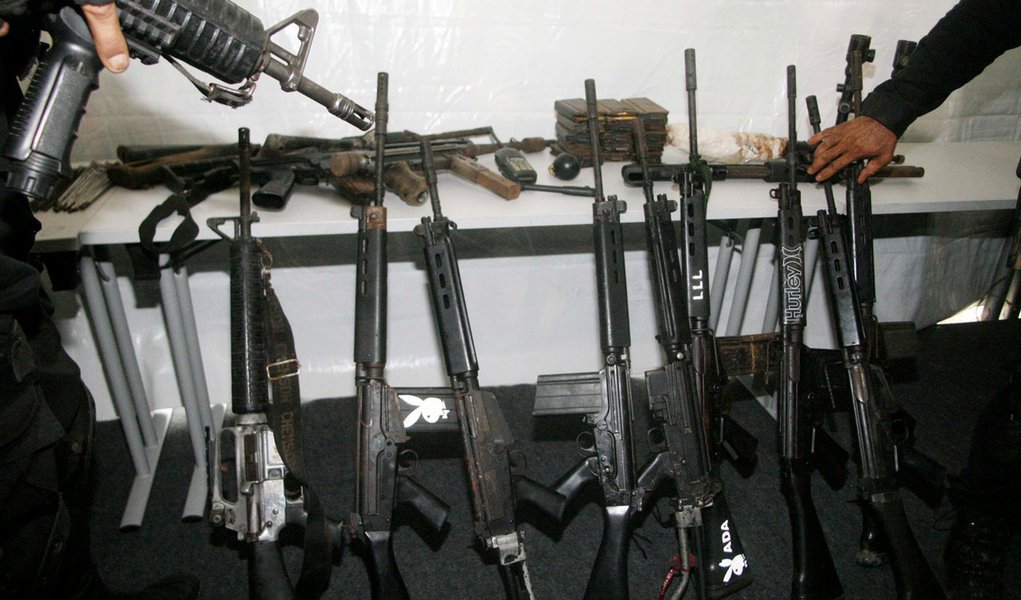 Polícia prende quatro e apreende 15 fuzis na Rocinha (Foto: JADSON MARQUES/AGÊNCIA ESTADO) Polícia prende quatro e apreende 15 fuzis na Rocinha