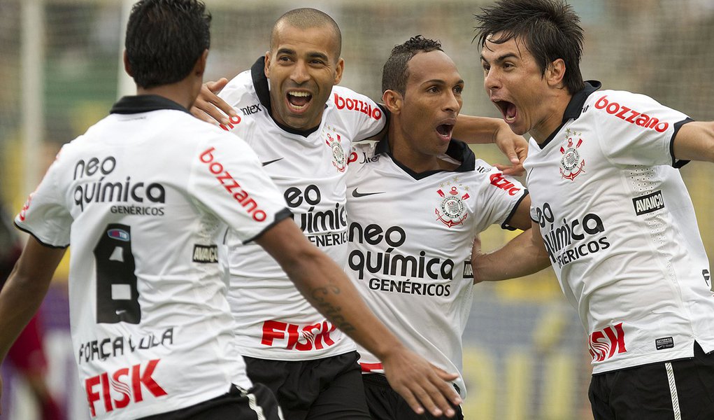 Corinthians vence Atlético-PR e mantém liderança (Foto: DANIEL AUGUSTO JR/AGÊNCIA ESTADO) Corinthians vence Atlético-PR e mantém liderança