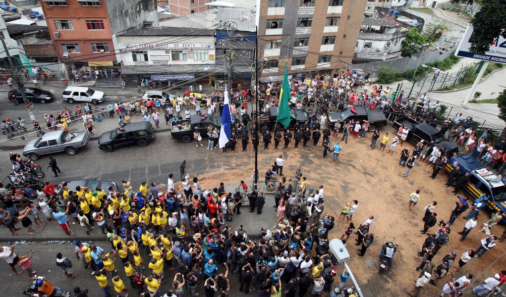 Bandeiras do Brasil e do Rio são hasteadas na Rocinha (Foto: FABIO MOTTA/AGÊNCIA ESTADO) Bandeiras do Brasil e do Rio são hasteadas na Rocinha