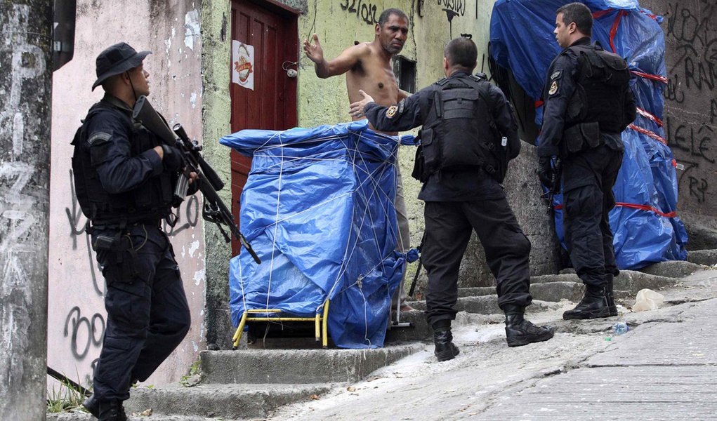 Traficantes usam até balões de festa para esconder droga (Foto: SERGIO MORAES/REUTERS) Traficantes usam até balões de festa para esconder droga