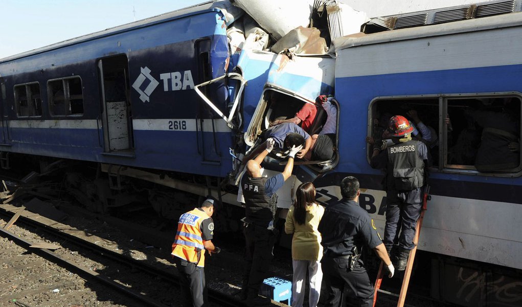 Argentinos buscam parentes entre vítimas de acidente (Foto: STRINGER/ARGENTINA/REUTERS) Argentinos buscam parentes entre vítimas de acidente