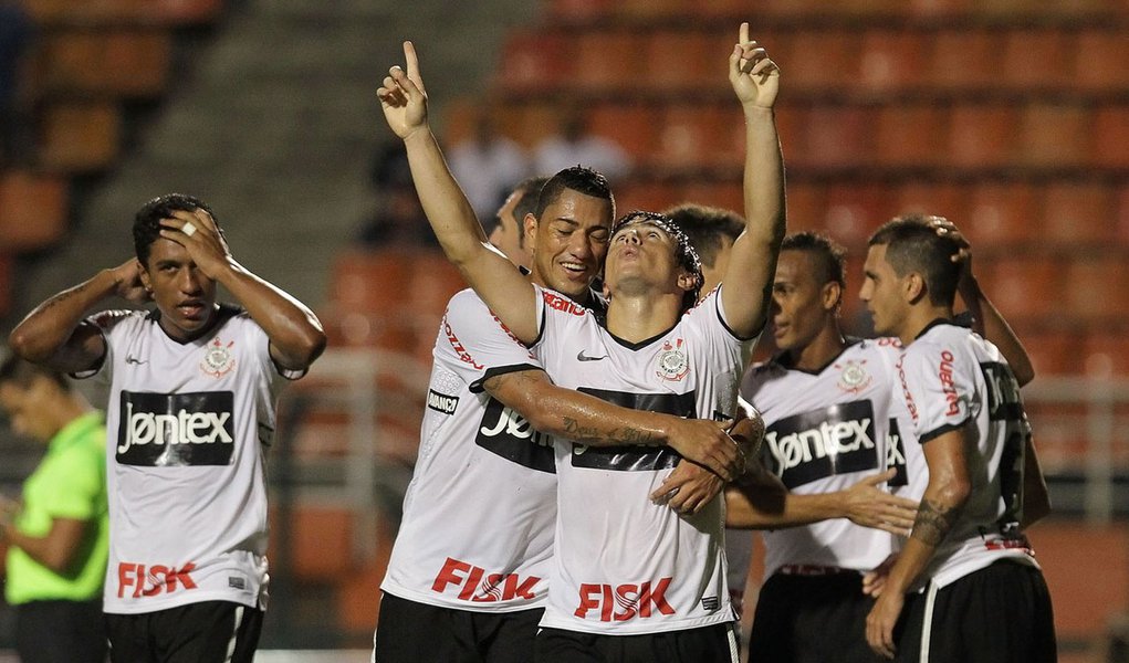 Corinthians bate Portuguesa e assume ponta provisória (Foto: MOISéS NASCIMENTO/AGÊNCIA ESTADO) Corinthians bate Portuguesa e assume ponta provisória