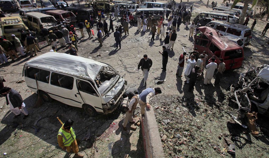 Atentado em terminal de ônibus mata crianças no Paquistão (Foto: Fayaz Aziz/REUTERS ) Atentado em terminal de ônibus mata crianças no Paquistão