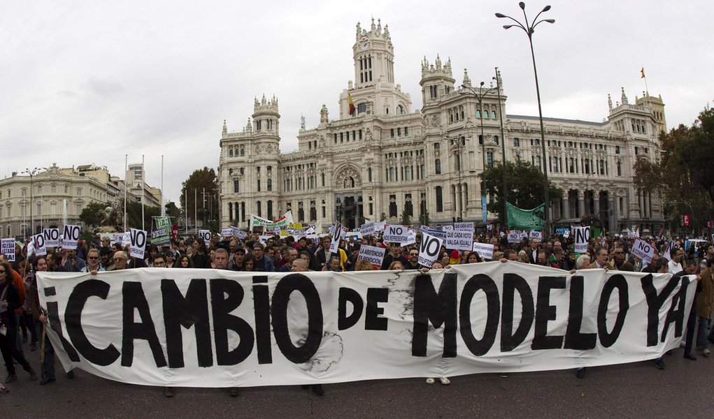 Milhares protestam contra recessão na Espanha (Foto: SERGIO PEREZ/REUTERS) Milhares protestam contra recessão na Espanha