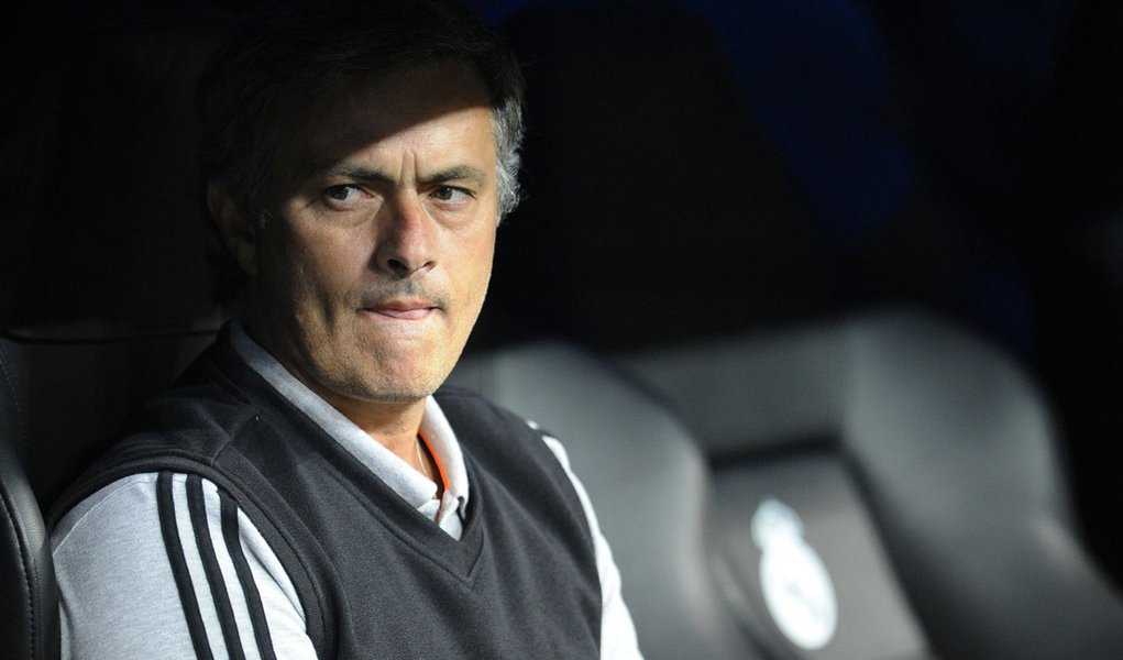 Mourinho se irrita com Neymar (Foto: FELIX ORDONEZ/REUTERS) Mourinho se irrita com Neymar