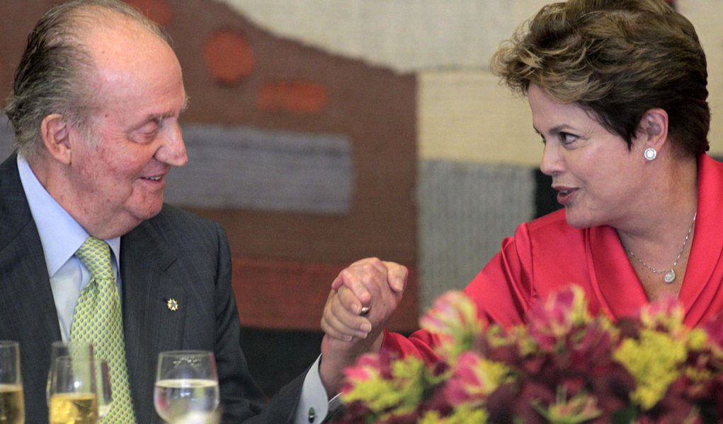 Rei Juan Carlos promete a Dilma facilitar entrada de brasileiros (Foto: UESLEI MARCELINO/REUTERS) Rei Juan Carlos promete a Dilma facilitar entrada de brasileiros