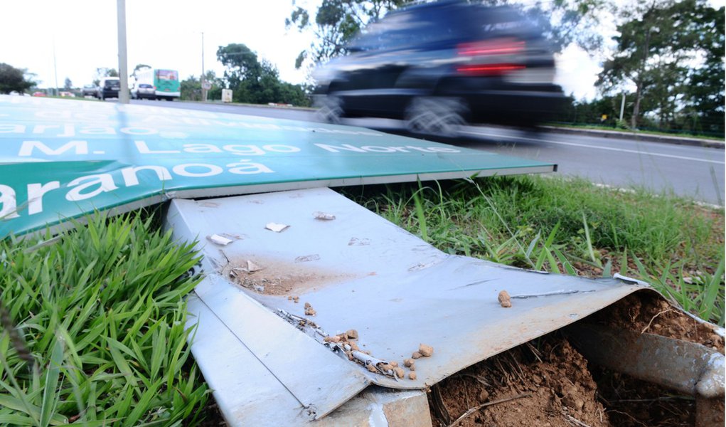 Alguns destroem as placas do DF, todos pagam (Foto: Andressa Anholete/247 - 10.11.2011 ) Alguns destroem as placas do DF, todos pagam