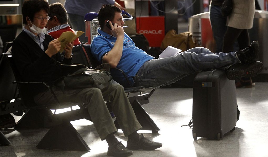 Caos em aeroporto alemão atrapalha europeus (Foto: Alex Domanski / REUTERS) Caos em aeroporto alemão atrapalha europeus