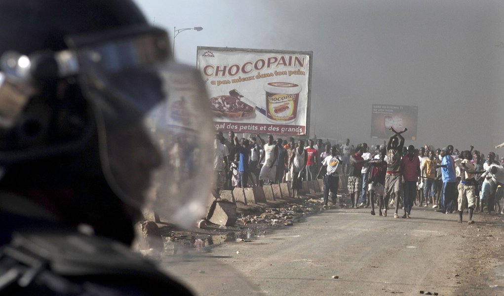 Manisfestação contra reeleição no Senegal é reprimida (Foto: Joe Penney/Reuters) Manisfestação contra reeleição no Senegal é reprimida