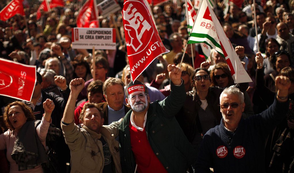 Europeus incendeiam ruas contra cortes trabalhistas (Foto: Jon Nazca/REUTERS) Europeus incendeiam ruas contra cortes trabalhistas