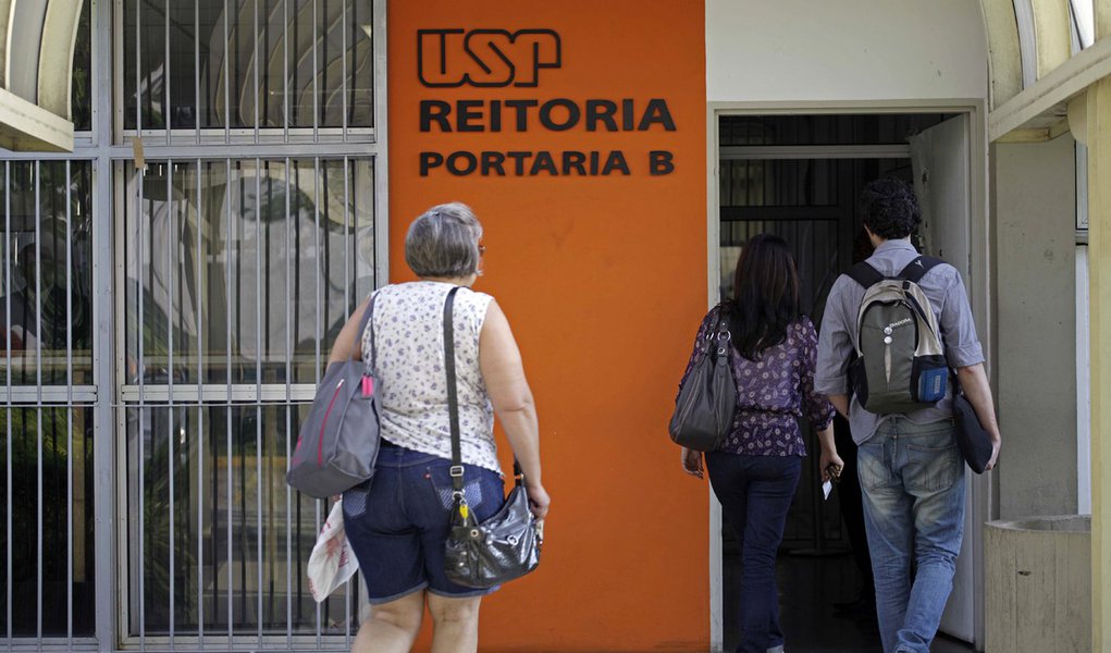 Após decreto de greve, USP tem dia normal (Foto: Nelson Antoine/AGÊNCIA ESTADO) Após decreto de greve, USP tem dia normal