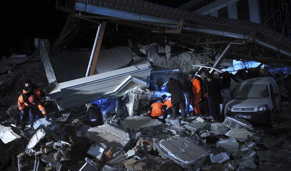Terremoto mata pelo menos 7 na Turquia (Foto: Evrim Aydin/ REUTERS) Terremoto mata pelo menos 7 na Turquia