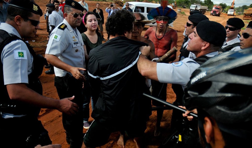 Com resistência de índios, obras recomeçam no setor Noroeste, em Brasília (Foto: PEDRO LADEIRA/AGÊNCIA ESTADO) Com resistência de índios, obras recomeçam no setor Noroeste, em Brasília
