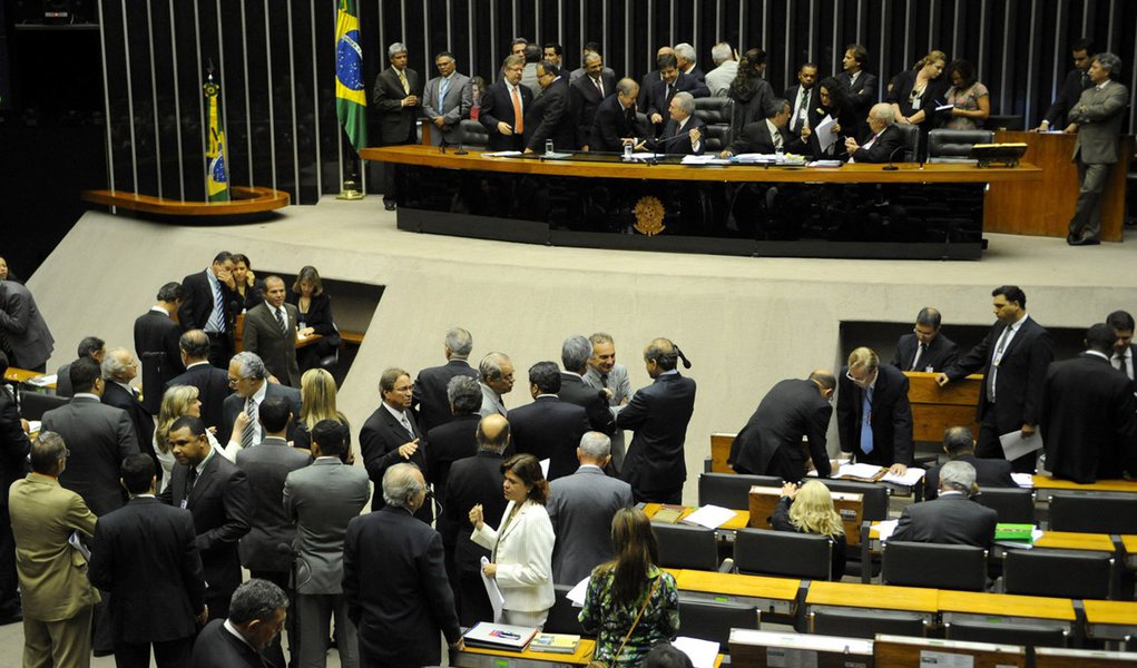 Câmara adia votação da prorrogação da DRU (Foto: FABIO RODRIGUES-POZZEBOM/Agência Brasil) Câmara adia votação da prorrogação da DRU