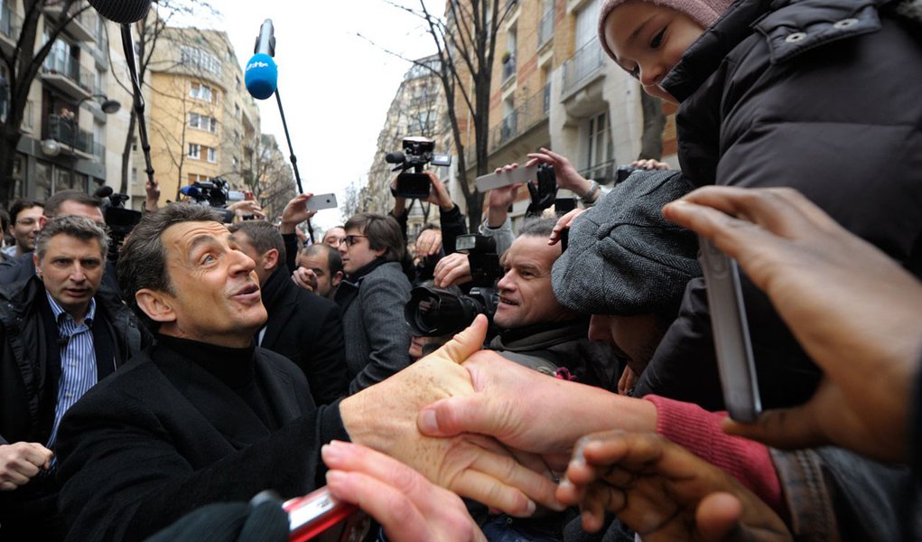 Sarkozy parte em busca da reeleição (Foto: Philippe Wojazer/REUTERS) Sarkozy parte em busca da reeleição