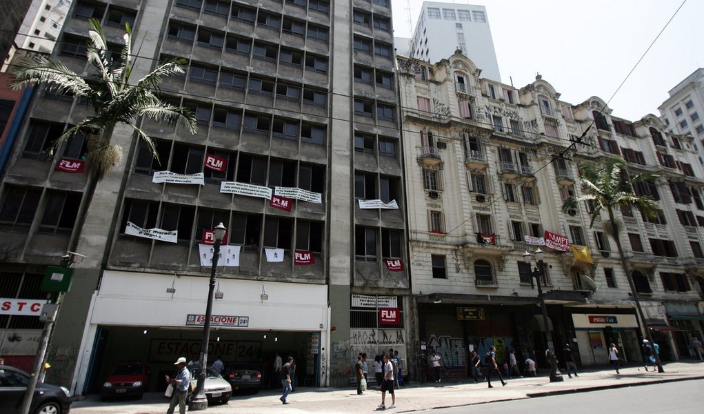 Grupo sem-teto deixa prédio invadido no centro de SP (Foto: Filipe Araújo/ Agência Estado) Grupo sem-teto deixa prédio invadido no centro de SP