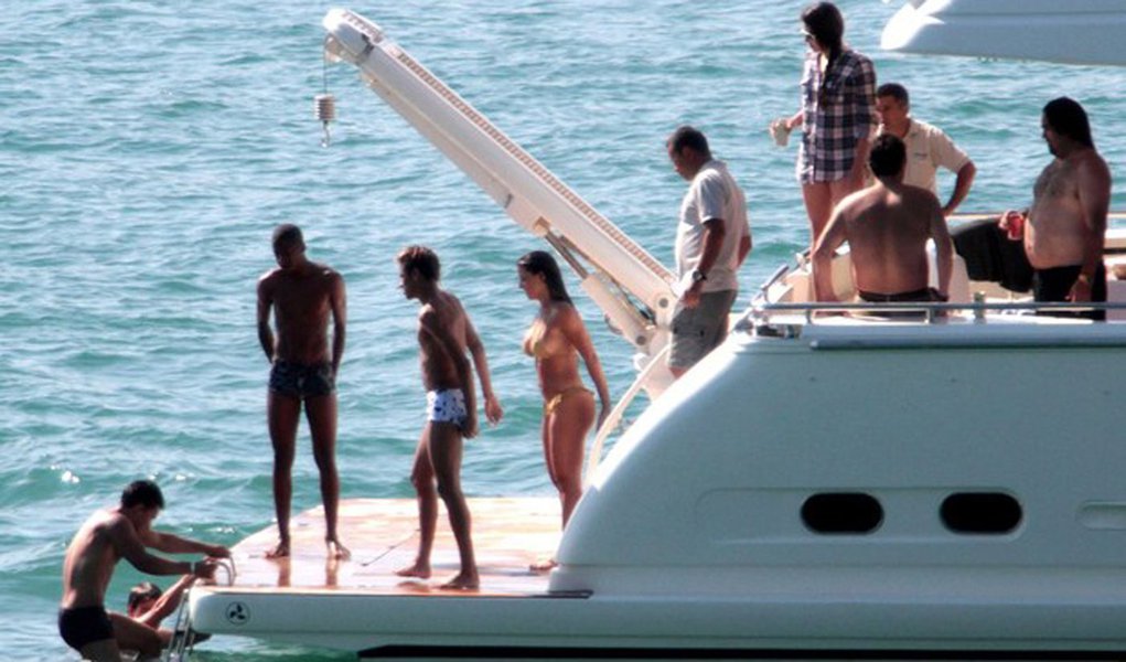 Neymar faz farra em iate que pretende comprar (Foto: Divulgação) Neymar faz farra em iate que pretende comprar