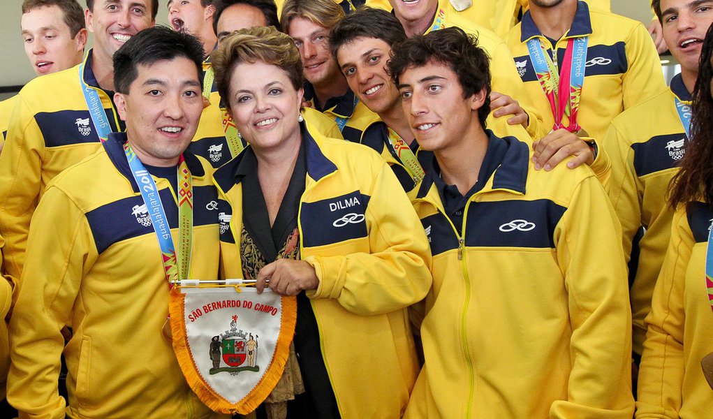 Dilma recebe brasileiros que foram medalhistas no Pan (Foto: Roberto Stuckert Filho/PR) Dilma recebe brasileiros que foram medalhistas no Pan