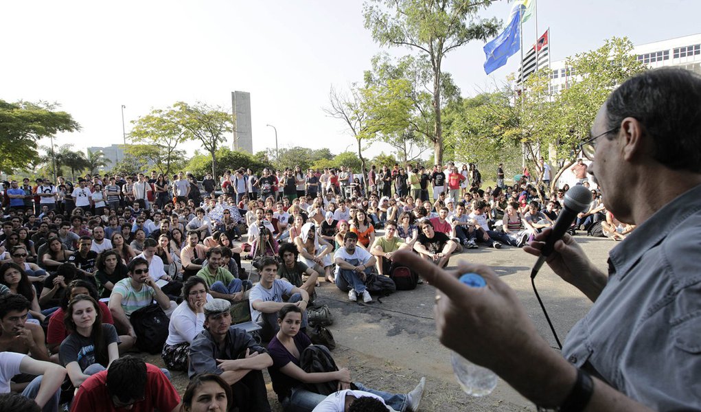 8/11/2011, o dia mais longo da história da USP (Foto: TIAGO QUEIROZ/AGÊNCIA ESTADO) 8/11/2011, o dia mais longo da história da USP