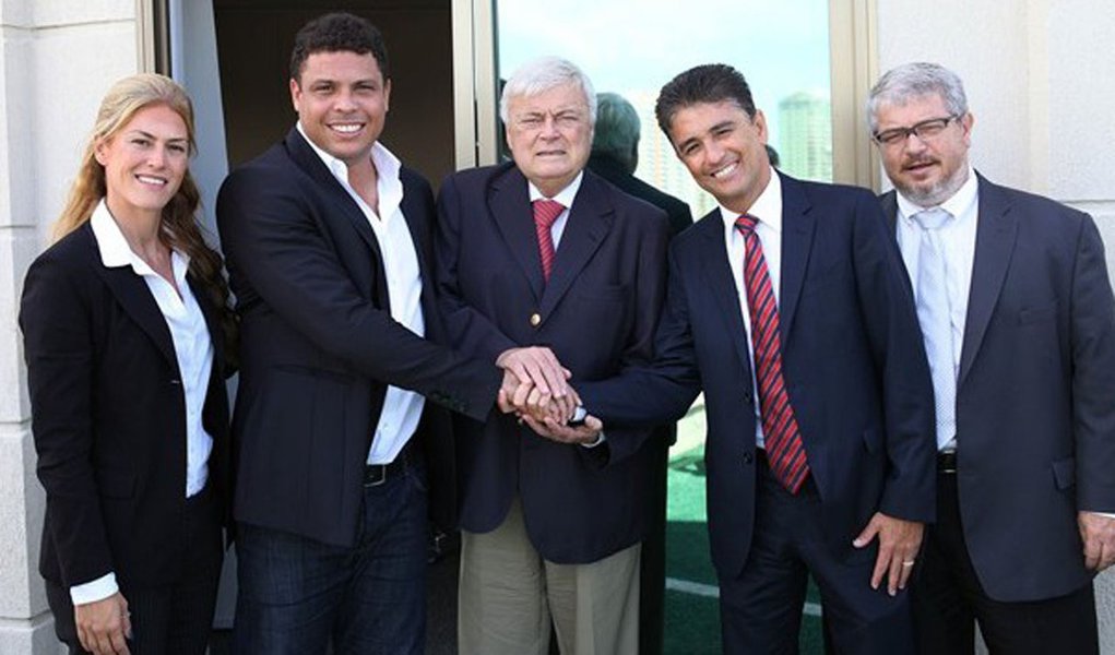 Em dia de despedida, Ronaldo apoia Teixeira (Foto: Divulgação/COL) Em dia de despedida, Ronaldo apoia Teixeira
