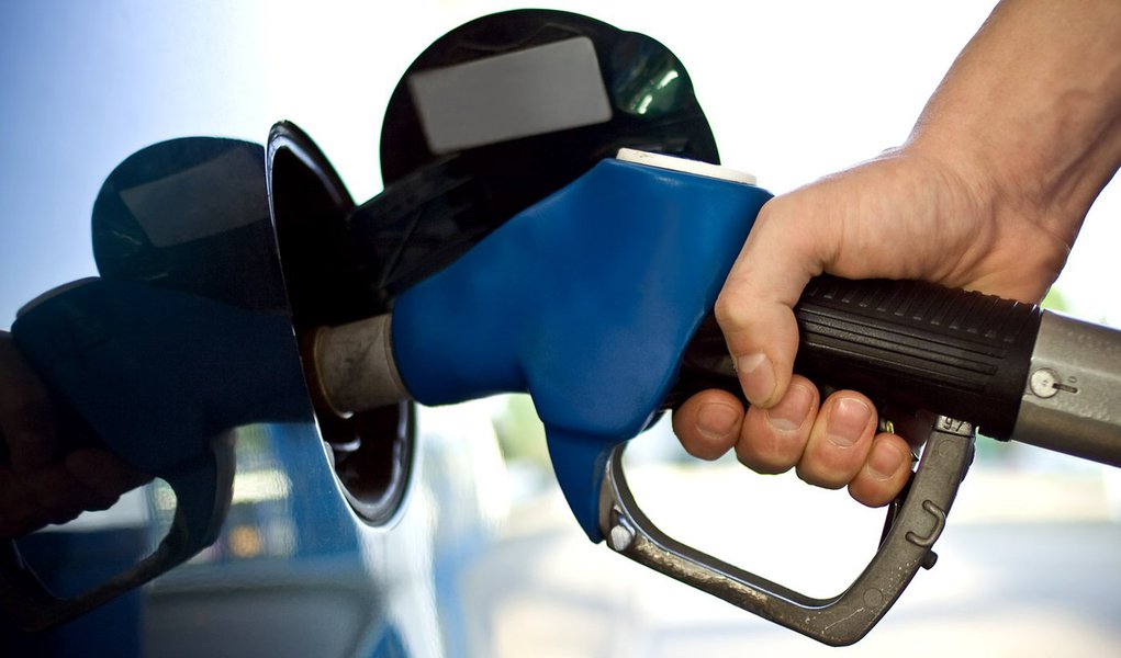 Brasileiro está entre os que pagam mais caro por gasolina (Foto: shutterstock) Brasileiro está entre os que pagam mais caro por gasolina