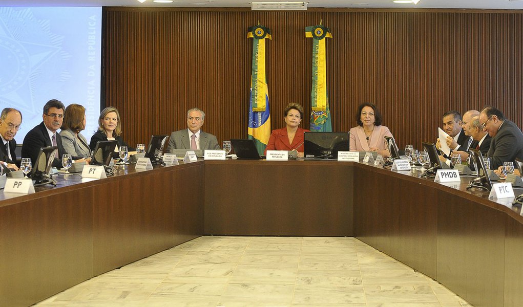 Dilma avisa: não vai pedir voto por ninguém em 2012 (Foto: Antônio Cruz/Agência Brasil) Dilma avisa: não vai pedir voto por ninguém em 2012