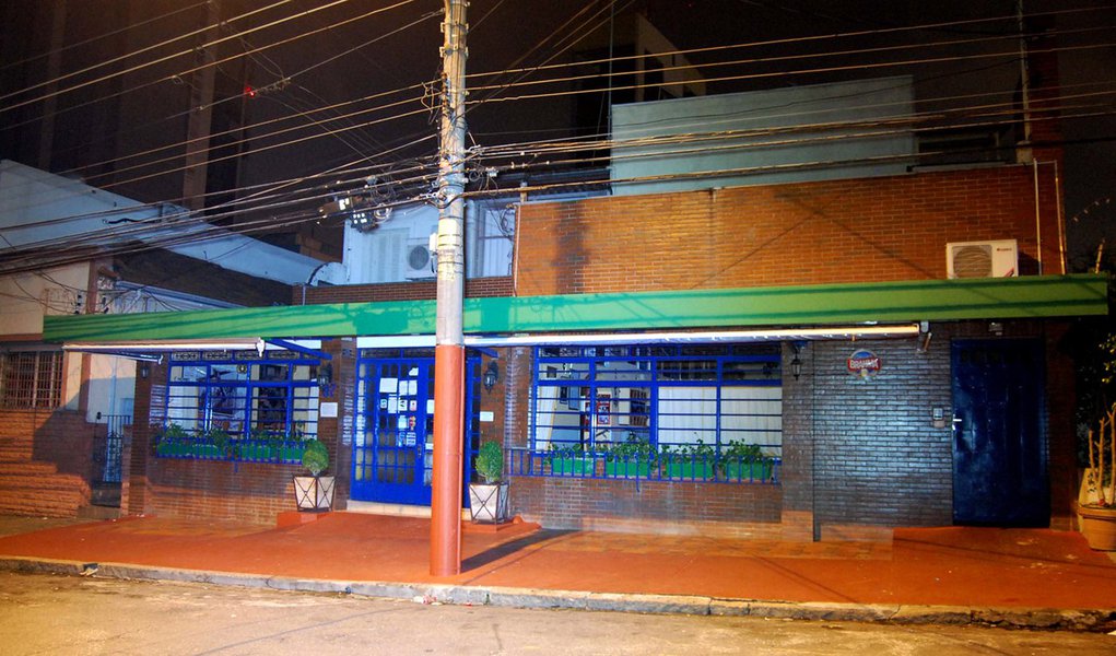 Grupo faz 60 reféns em cantina de Pinheiros (Foto: HÉLIO TORCHI/AGÊNCIA ESTADO) Grupo faz 60 reféns em cantina de Pinheiros