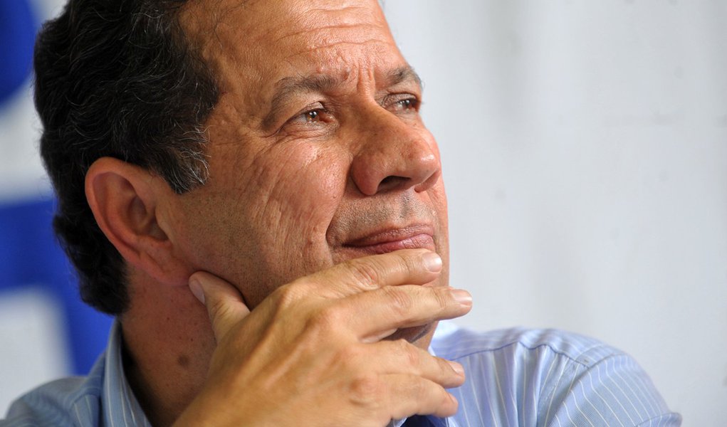 Dilma deve consultar Lupi para definir nome do Trabalho (Foto: Elza Fiúza/AGÊNCIA BRASIL) Dilma deve consultar Lupi para definir nome do Trabalho