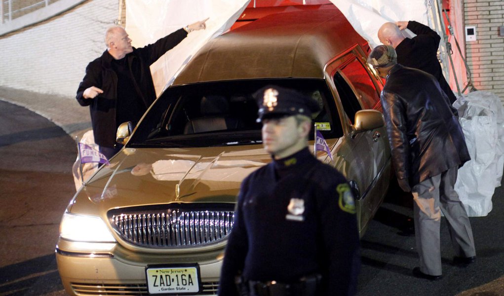 Corpo de Whitney Houston é levado para Nova Jersey (Foto: Eduardo Munoz/REUTERS ) Corpo de Whitney Houston é levado para Nova Jersey