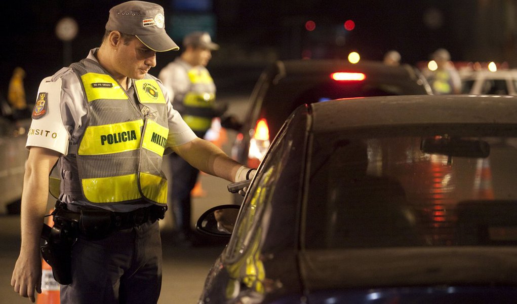 Número de Blitz da Lei Seca dobrado no Carnaval (Foto: Leonardo Soares/AE) Número de Blitz da Lei Seca dobrado no Carnaval