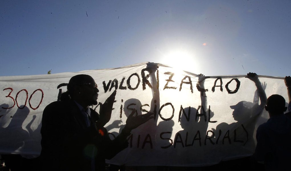 Greve faz Dilma rever direitos dos servidores (Foto: LÚCIO TÁVORA/AGÊNCIA ESTADO) Greve faz Dilma rever direitos dos servidores