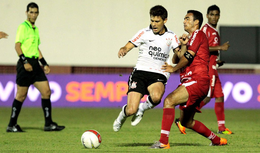 Corinthians vacila e sofre empate do Mogi Mirim no final (Foto: CÉLIO MESSIAS/AGÊNCIA ESTADO) Corinthians vacila e sofre empate do Mogi Mirim no final