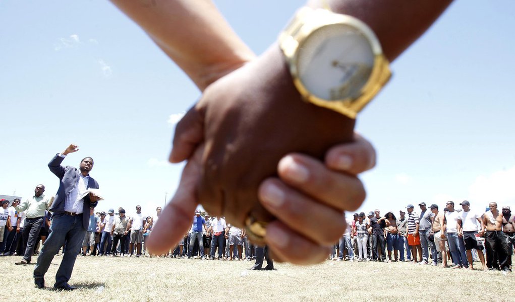 PMs em serviço ameaçam aderir a greve na Bahia (Foto: LÚCIO TÁVORA/ AGÊNCIA ESTADO) PMs em serviço ameaçam aderir a greve na Bahia