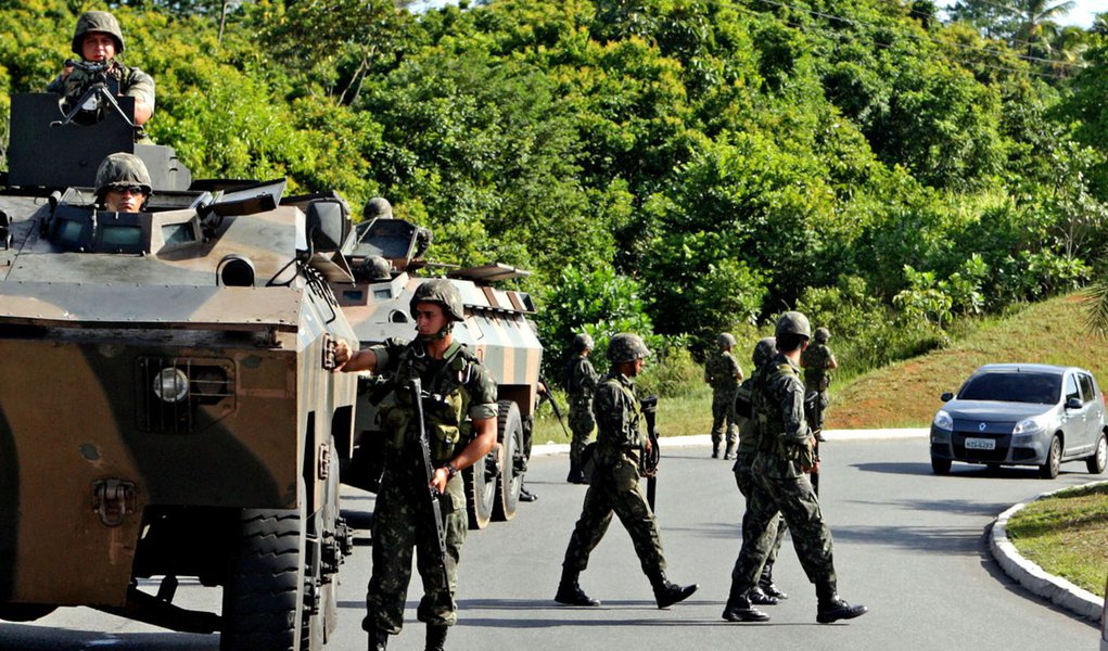 Ministro oferece reforço ao Exército na Bahia (Foto: ERNESTO RODRIGUES/AG NCIA ESTADOERNESTO RODRIGUES/AG NCIA ESTADOERNESTO RODRIGUES/AGÊNCIA ESTADO) Ministro oferece reforço ao Exército na Bahia