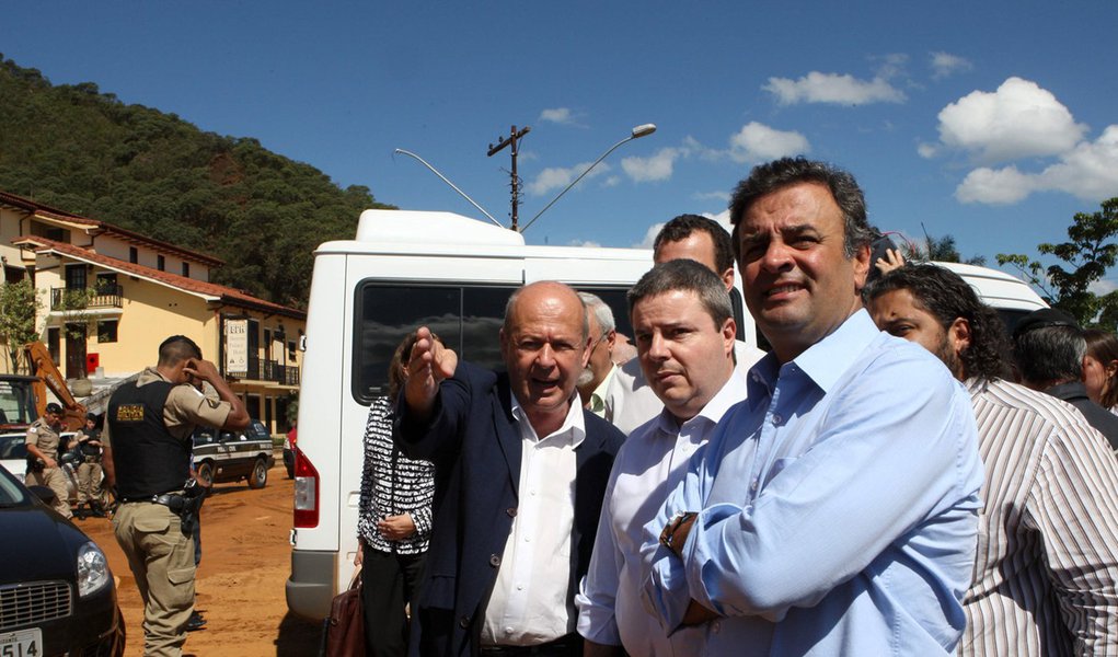 Aécio, agora no Paraná, segue périplo pelo país (Foto: ANGELO PETTINATI/Agência Estado) Aécio, agora no Paraná, segue périplo pelo país