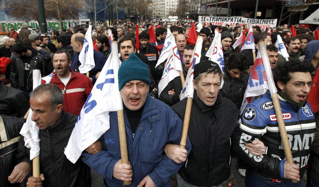 Gregos protestam contra medidas de austeridade (Foto: John Kolesidis/REUTERS) Gregos protestam contra medidas de austeridade