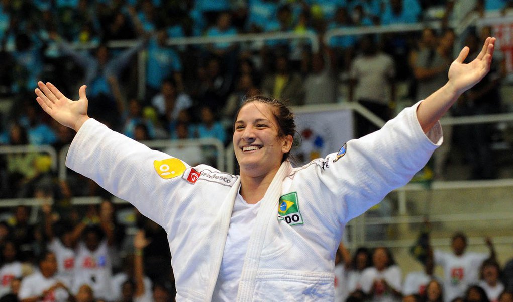 Mayra Aguiar leva ouro em Paris (Foto: Divulgação) Mayra Aguiar leva ouro em Paris