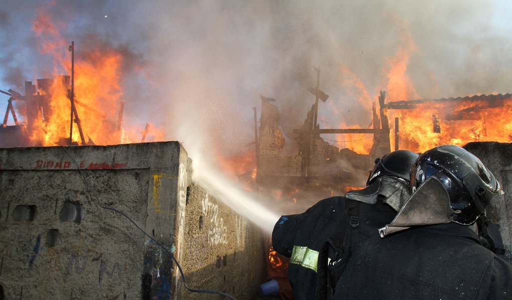 Incêndio destroi 60 barracos e mata dois carbonizados em São Paulo (Foto: LUIZ GUARNIERI/AGÊNCIA ESTADO) Incêndio destroi 60 barracos e mata dois carbonizados em São Paulo