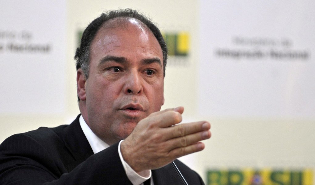 Bezerra passa a bola para Mario Negromonte (Foto: RENATO ARAUJO/Agencia Brasil ) Bezerra passa a bola para Mario Negromonte